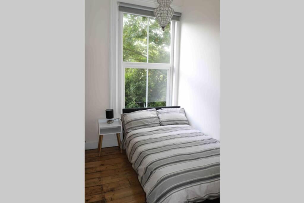 Lovely 2 Bedroom Flat Wifi Close To The Beach Борнмът Екстериор снимка