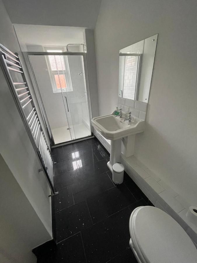 Lovely 2 Bedroom Flat Wifi Close To The Beach Борнмът Екстериор снимка