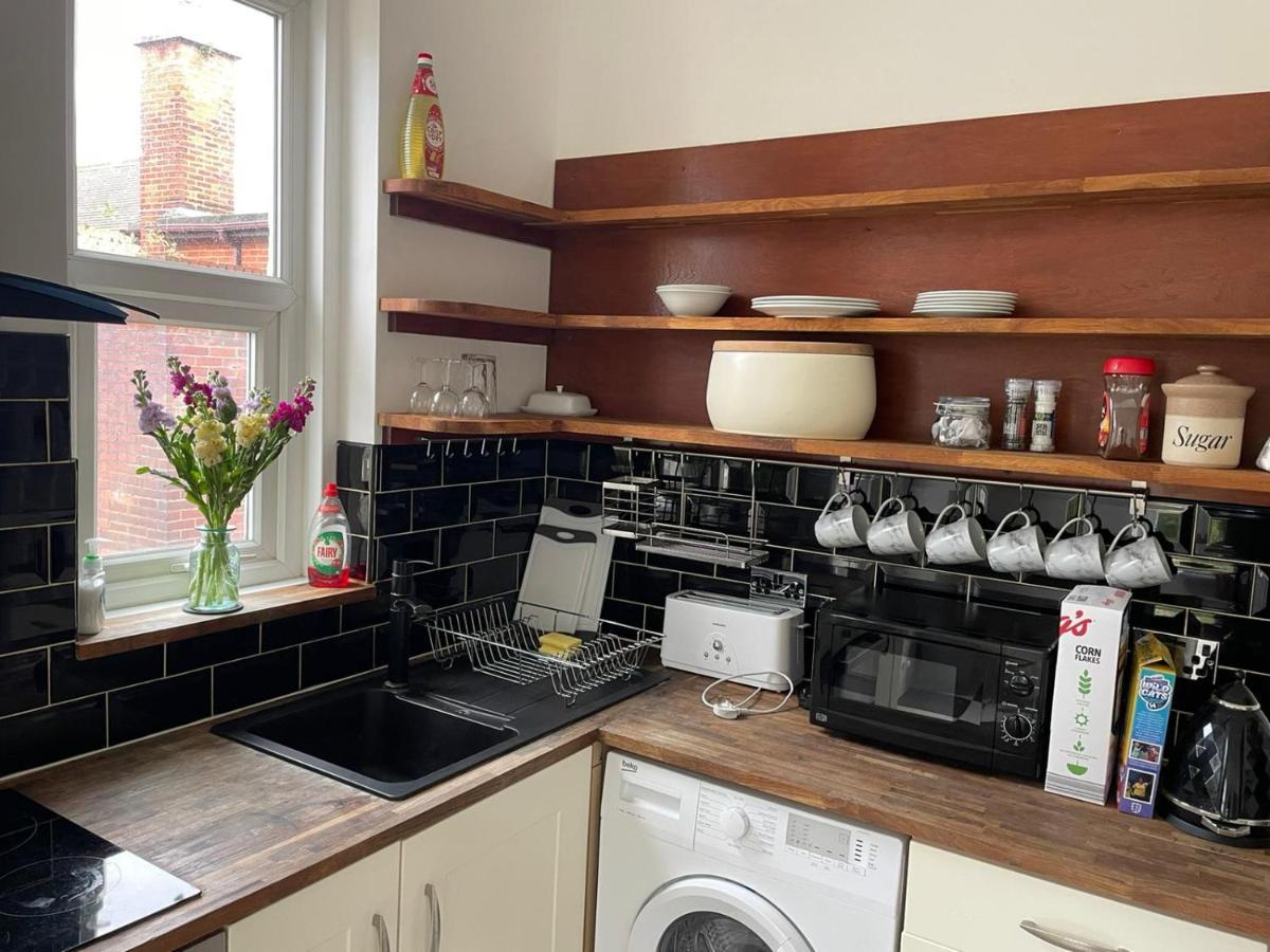 Lovely 2 Bedroom Flat Wifi Close To The Beach Борнмът Екстериор снимка