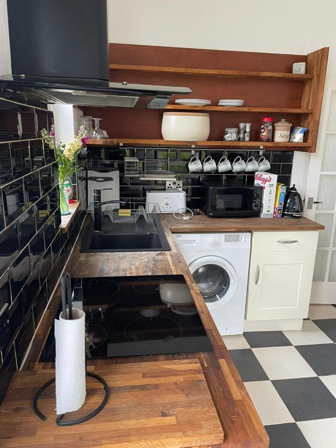 Lovely 2 Bedroom Flat Wifi Close To The Beach Борнмът Екстериор снимка
