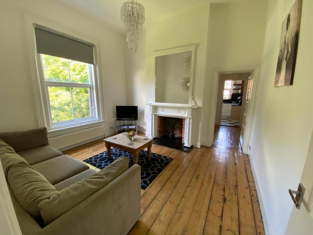 Lovely 2 Bedroom Flat Wifi Close To The Beach Борнмът Екстериор снимка