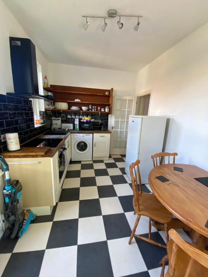 Lovely 2 Bedroom Flat Wifi Close To The Beach Борнмът Екстериор снимка